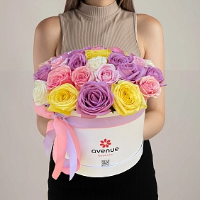 35 микс Голландских роз в белой коробке