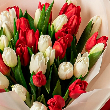 Букет из красно-белых тюльпанов "Анашым" S - фото 4
