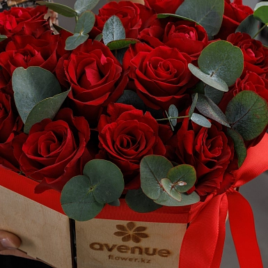 Композиция из красных роз с зеленью в коробке сердце S - фото 5