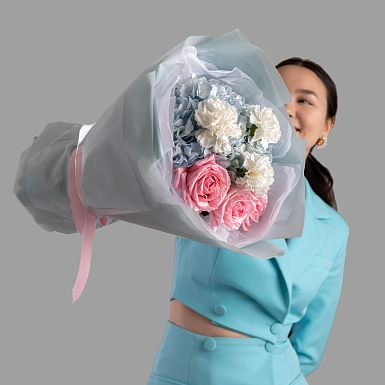 Букет из гортензии и пионовидных роз "Скарлет" фото