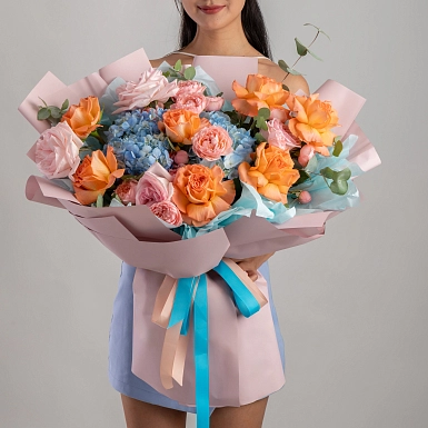 Букет из гортензии и роз “Цветочный вальс” фото