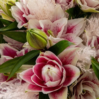 Букет из лилий "Королевский сюрприз" в оформлении - фото 5