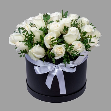 Композиция из 21 белых роз и зеленью в коробке - фото 1