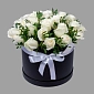 Композиция из 21 белых роз и зеленью в коробке - фото 1