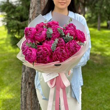 15 малиновых пионов с эвкалиптом - фото 2
