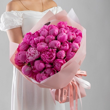 Букет из 35 малиновых пионов - фото 2