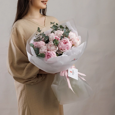 Букет из 15 розовых пионов с зеленью - фото 2