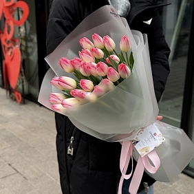 25 розовых тюльпанов в оформлении