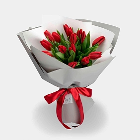 Мини букет из 15 красных тюльпанов