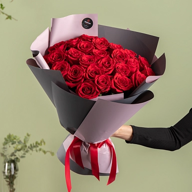 35 красных Голландских роз 50 см в оформлении - фото 5