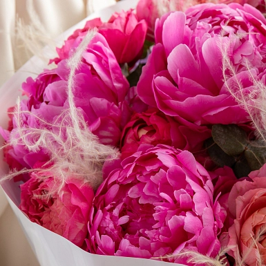 Букет из пионов и кустовой пионовидной розы "Малиновые сны" - фото 4