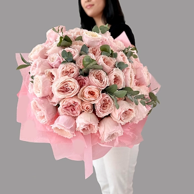 Букет из 51 пионовидной розы David Austin с зеленью - фото 2