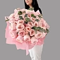 Букет из 51 пионовидной розы David Austin с зеленью - фото 2