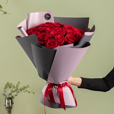 35 красных Голландских роз 50 см в оформлении - фото 4