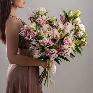 Букет из лилий "Королевский сюрприз" - фото 1