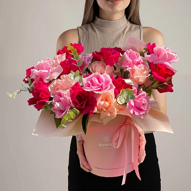 25 разноцветных Голландских роз с зеленью в коробке - фото 1