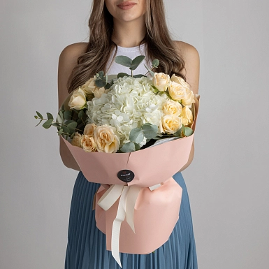 Букет с гортензией и спрей розами "Безе" - фото 3