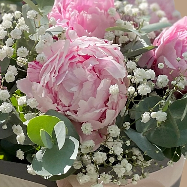 Композиция из 7 пионов с гипсофилой - фото 2