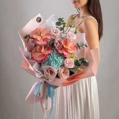 Букет из гортензии и роз “Лазурит” фото