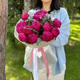 11 малиновых пионов с эвкалиптом