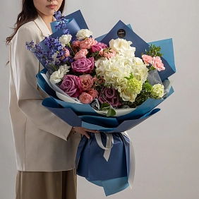 Букет с дельфиниумом и гортензией "Moon light" фото