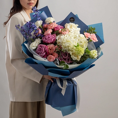 Букет с дельфиниумом и гортензией "Moon light" фото