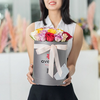 35 микс роз в серой коробке-тубус - фото 2