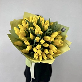 Букет из 51 жёлтого тюльпана "Солнечный подарок"