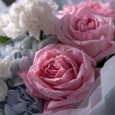 Букет из гортензии и пионовидных роз "Скарлет" фото