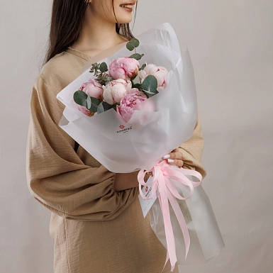 Букет из 5 розовых пионов с зеленью - фото 2