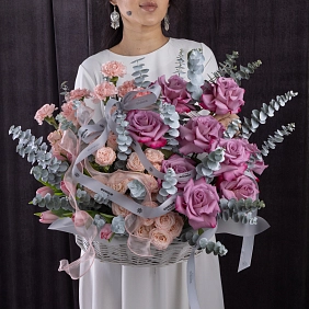 Корзина из роз и кустовых роз "Оазис красоты"