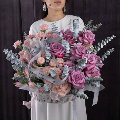Корзина из роз и кустовых роз "Оазис красоты" - фото 1
