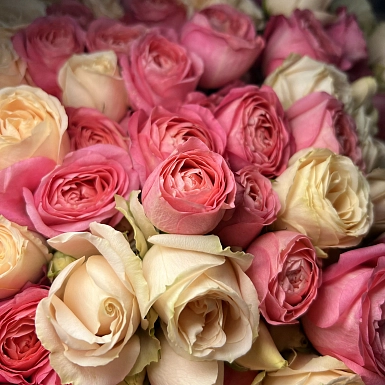 Букет из 101 микс кустовой розы "Тянь-Шань" - фото 5