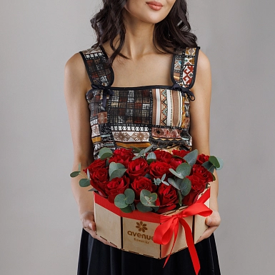 Композиция из красных роз с зеленью в коробке сердце S - фото 3