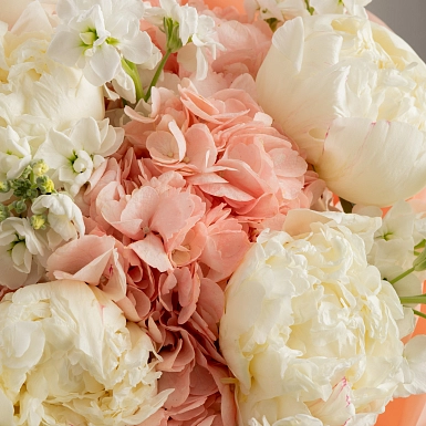 Букет с гортензиями и пионами "Зефирное облако" фото