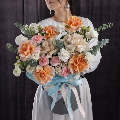 Композиция из роз и эустом "Поцелуй солнца" - фото 1