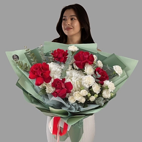 Букет из гортензий и роз "Чистая любовь" фото