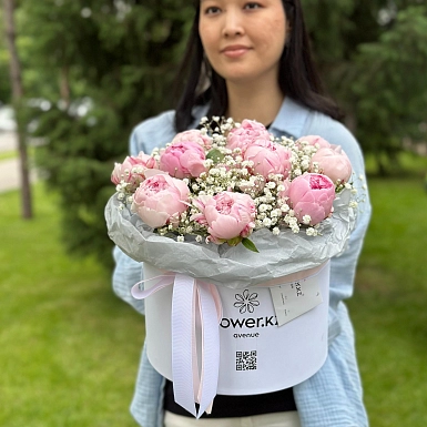 11 розовых пионов с гипсофилой в коробке - фото 3