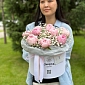11 розовых пионов с гипсофилой в коробке - фото 3