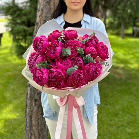 15 малиновых пионов с эвкалиптом
