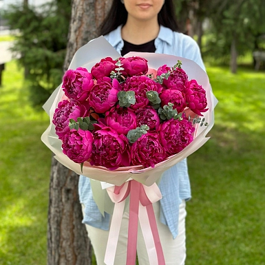 15 малиновых пионов с эвкалиптом - фото 1