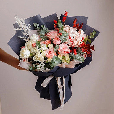Букет из роз и гортензии "Жанна" фото