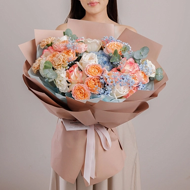 Букет из гортензии и роз "Макпал" фото