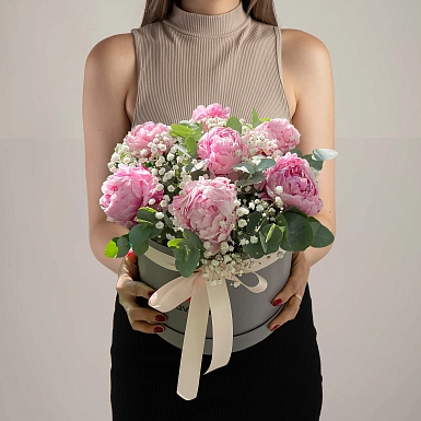Композиция из 7 пионов с гипсофилой - фото 1