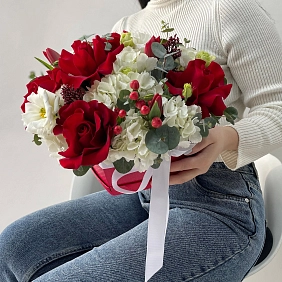 Композиция в коробке сердце "Соединяя сердца" фото