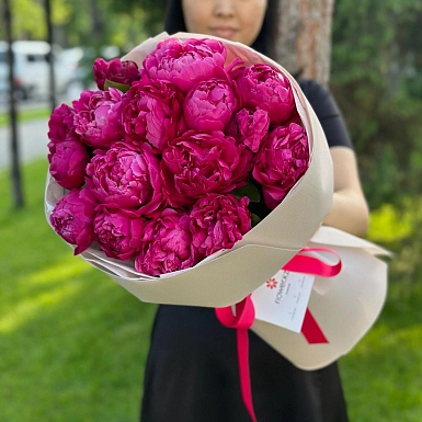 15 малиновых местных пионов в оформлении - фото 3