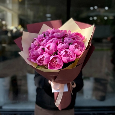 Букет из 25 местных розовых пионов - фото 1
