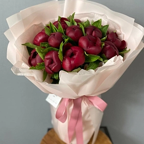 Букет из 15 красных местных пионов "Red"