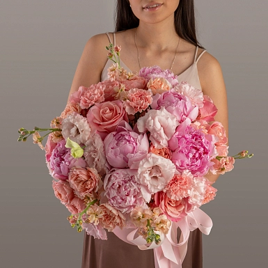 Композиция с розовыми пионами в коробке "Barbie" - фото 6