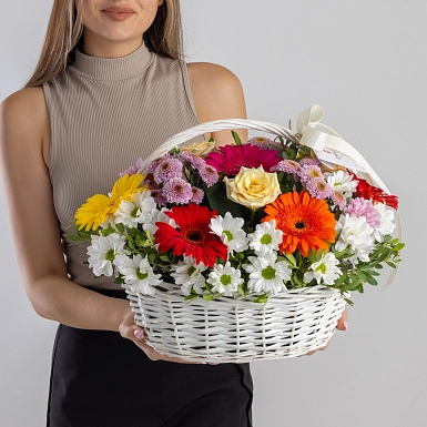 Композиция с герберами в корзине "Цветочный комплимент" - фото 2